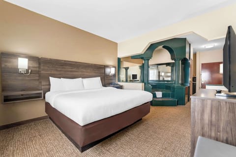 Premium bedding, desk, iron/ironing board, free cribs/infant beds