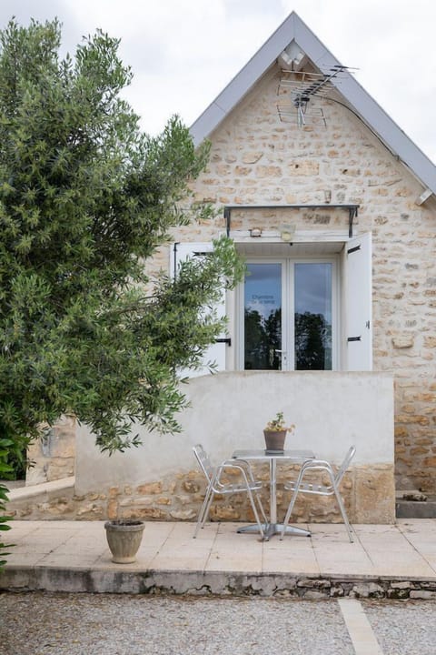 Studio (de la Terre) | Premium bedding, pillowtop beds, individually decorated
