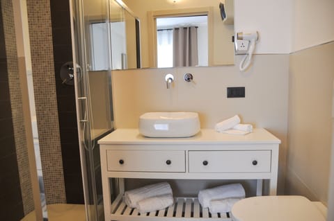 Shower, rainfall showerhead, free toiletries, hair dryer