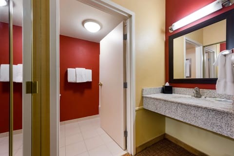 Combined shower/tub, free toiletries, hair dryer, towels