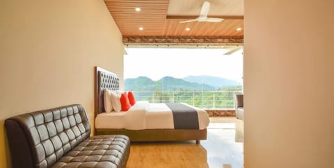 King Room with Balcony | Egyptian cotton sheets, premium bedding, down comforters