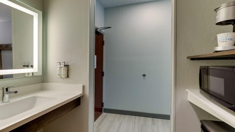 Standard Room, 1 King Bed, Mobility Accessible (Accessible Tub) | Bathroom | Combined shower/tub, free toiletries, hair dryer, towels