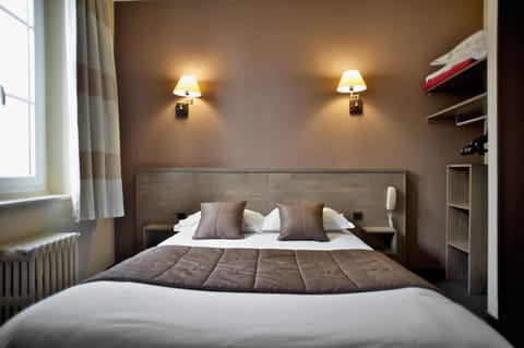 Double Room | Individually decorated, individually furnished, desk, blackout drapes