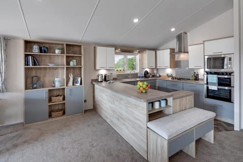 Hamlet lodge 2 Bedroom | Private kitchen | Microwave, oven, stovetop, electric kettle