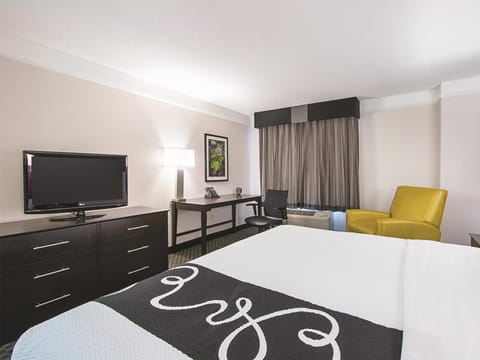 Room, 1 King Bed, Accessible, Non Smoking (Mobility/Hearing Impaired Accessible) | Premium bedding, desk, laptop workspace, blackout drapes