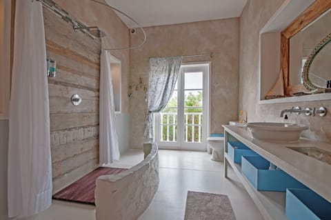 Premium Apartment | Bathroom | Shower, free toiletries, towels