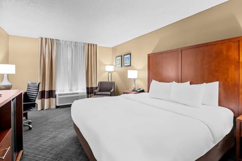 Standard Room, 1 King Bed, Accessible, Non Smoking | In-room safe, desk, soundproofing, iron/ironing board