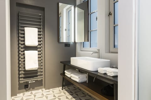 Superior Apartment | Bathroom | Shower, rainfall showerhead, hair dryer, towels