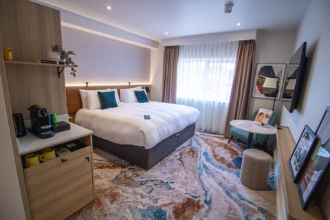 Premium Room, 1 King Bed | Premium bedding, desk, blackout drapes, iron/ironing board