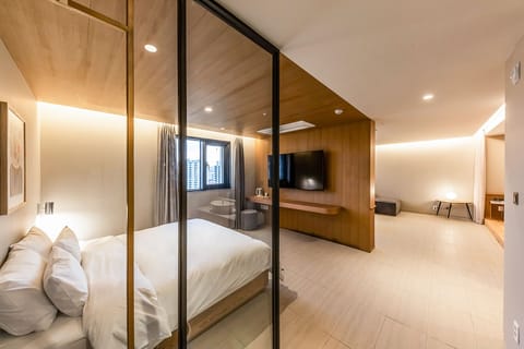 Family Studio Suite | Desk, laptop workspace, free WiFi, bed sheets