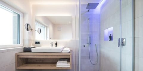 Junior Suite, Garden View | Bathroom | Shower, designer toiletries, hair dryer, bathrobes