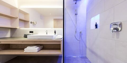 Junior Suite, Balcony | Bathroom | Shower, designer toiletries, hair dryer, bathrobes