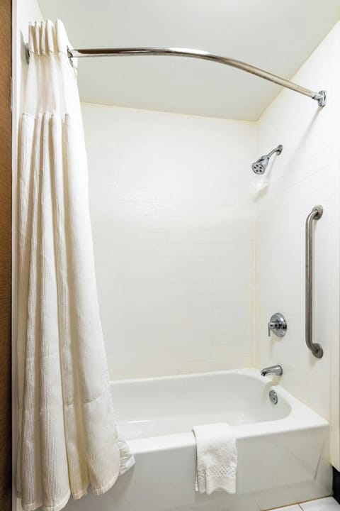 Combined shower/tub, free toiletries, hair dryer, towels