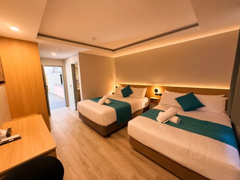  Deluxe Queen + Double Room | Minibar, desk, soundproofing, iron/ironing board