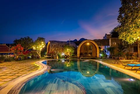 Double Room, 2 Queen Beds | Living area | 30-inch flat-screen TV with cable channels