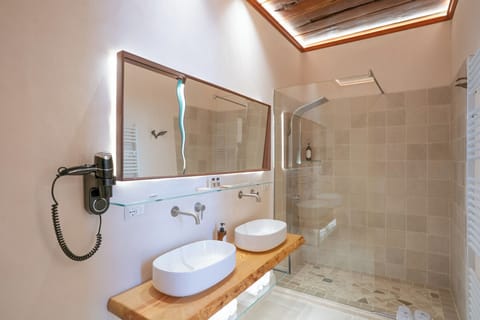 Superior Room | Bathroom | Slippers, towels