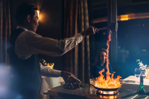 4 restaurants; breakfast, lunch, dinner, and brunch served
