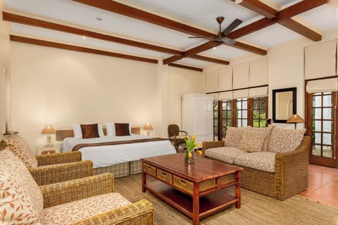 Egyptian cotton sheets, hypo-allergenic bedding, in-room safe, desk