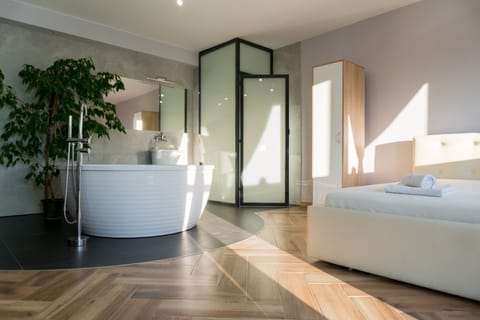 Exclusive Room | Desk, laptop workspace, soundproofing, iron/ironing board
