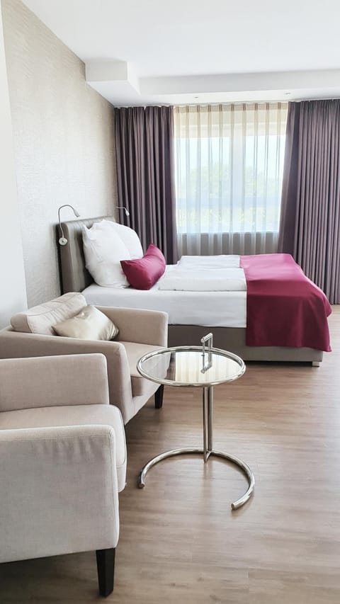 Desk, laptop workspace, soundproofing, free WiFi