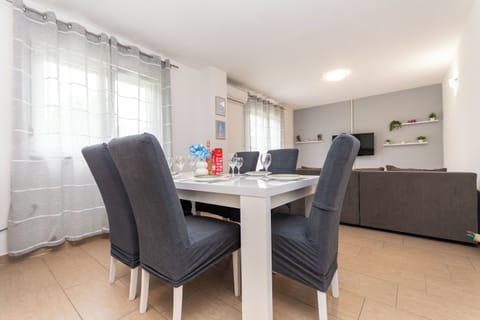 Apartment (A1) | Dining