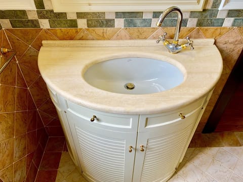 Triple Room | Bathroom sink