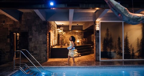 Indoor pool, sun loungers