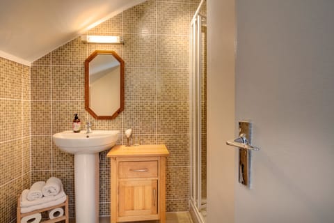 Comfort Double Room | Bathroom | Free toiletries, hair dryer, towels