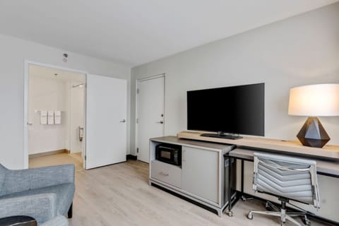 Room, 1 King Bed, Roll-in Shower (Roll-In Shower) | Egyptian cotton sheets, premium bedding, pillowtop beds, desk