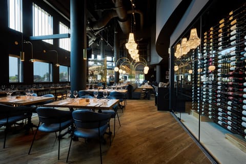 Breakfast, lunch, dinner served; French cuisine 