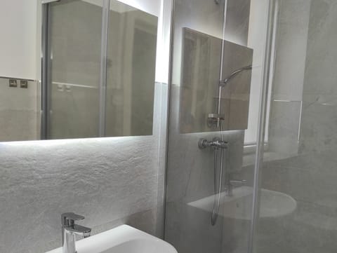 Shower, free toiletries, hair dryer, bidet