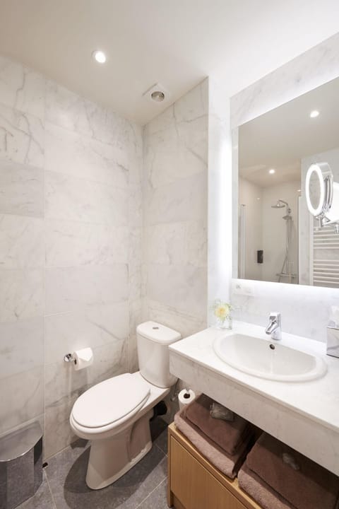 Shower, rainfall showerhead, free toiletries, hair dryer