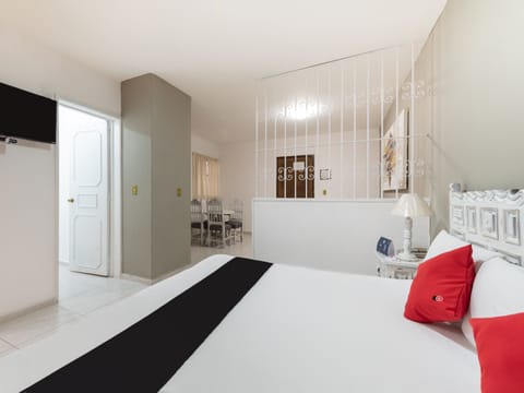 Deluxe Studio Suite | Private kitchen | Fridge, microwave, stovetop, cookware/dishes/utensils