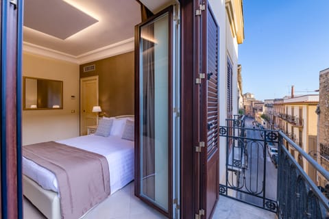 Family Room, City View (201) | Premium bedding, down comforters, desk, soundproofing