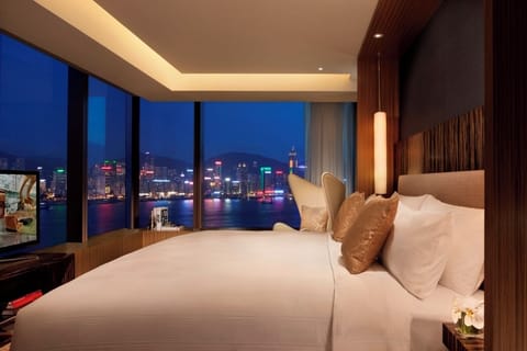 CLUB 80 Harbour Suite King (with Club Lounge Access) | Premium bedding, down comforters, free minibar, in-room safe
