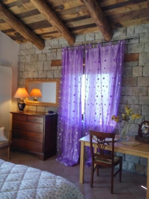 Iron/ironing board, bed sheets