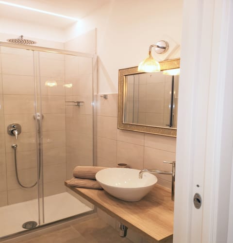 Family Room | Bathroom | Shower, rainfall showerhead, free toiletries, hair dryer