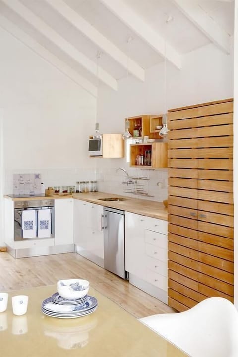 House (HouseAwe) | Private kitchenette | Fridge, stovetop, electric kettle, cookware/dishes/utensils