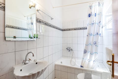 Standard Double Room | Bathroom | Deep soaking tub, towels