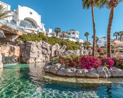 5 outdoor pools, free cabanas, sun loungers