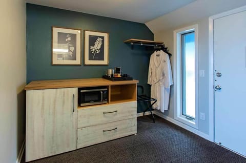 Room, 1 Queen Bed, Balcony (Water View) | Premium bedding, pillowtop beds, free WiFi, bed sheets