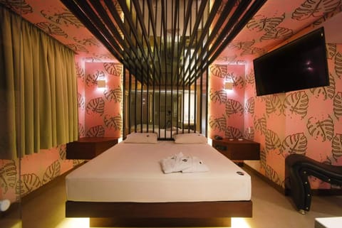 Minibar, free WiFi, bed sheets