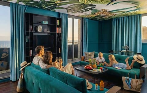 Suite, Sea View | Living area | Smart TV, pay movies