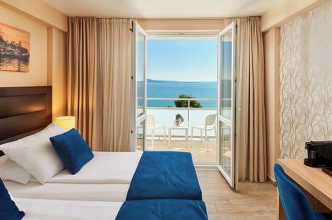 Superior room with balcony and sea view | In-room safe, desk, free WiFi, bed sheets