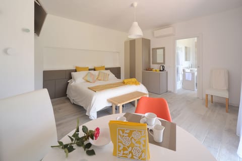 Room (Betty) | Premium bedding, minibar, desk, blackout drapes