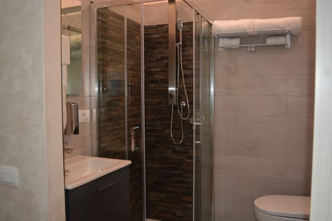 Comfort Double Room | Bathroom | Shower, rainfall showerhead, free toiletries, hair dryer