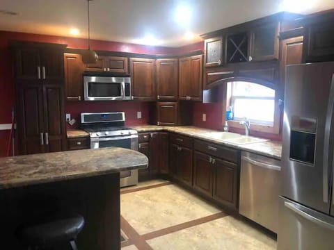 House | Blackout drapes, free WiFi, bed sheets