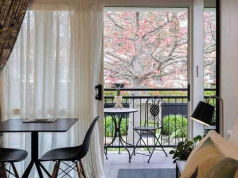 Compact Queen Studio | Terrace/patio