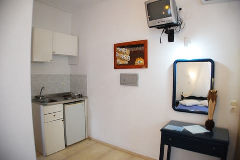Basic Room | Private kitchenette | Fridge, coffee/tea maker, electric kettle