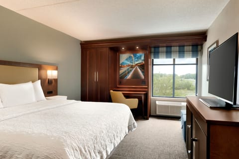Premium bedding, in-room safe, desk, laptop workspace